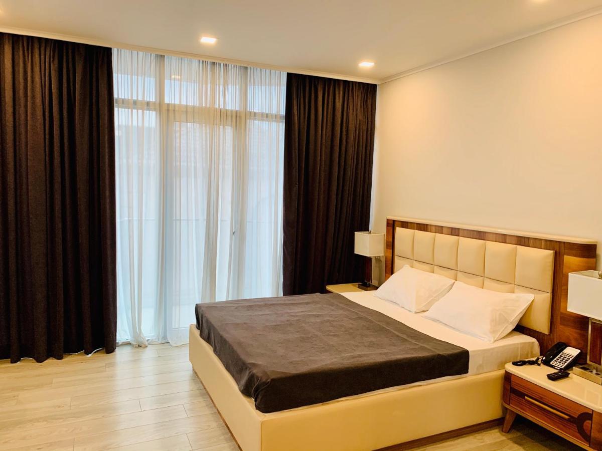 Hotel Tsereteli Palace Batoemi Buitenkant foto