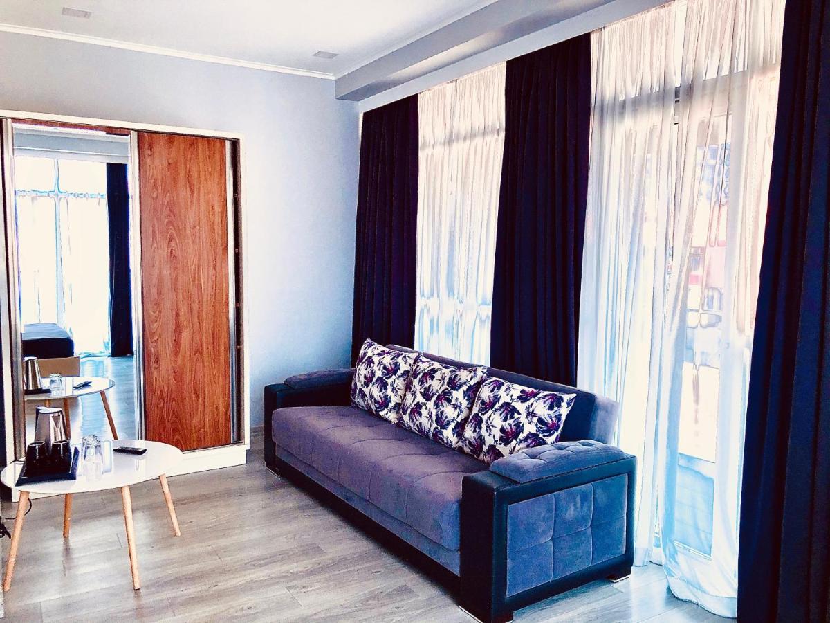 Hotel Tsereteli Palace Batoemi Buitenkant foto