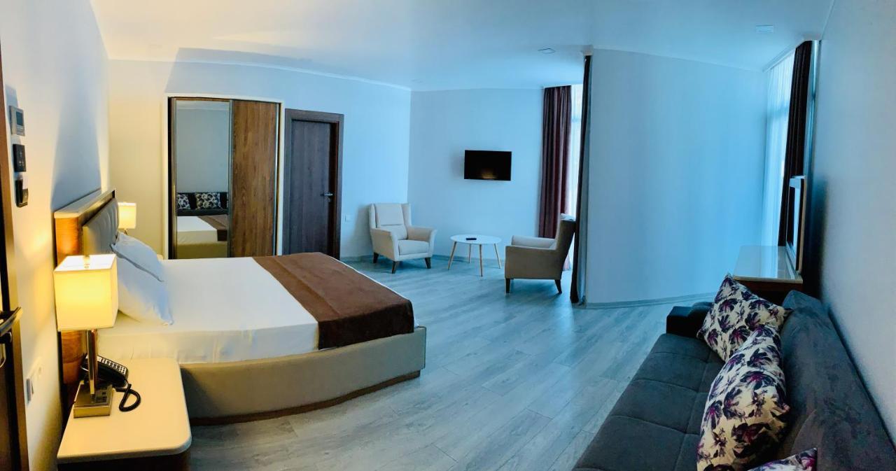 Hotel Tsereteli Palace Batoemi Buitenkant foto